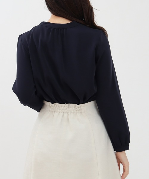 TRUDEA（トルディア）の「マルチファンクション装飾ピンボウタイブラウス【UVカット/防汚加工/ウォッシャブル/防シワ】（シャツ/ブラウス・レディース・ホワイト/ライトグレー/ホワイト×ネイビー/ネイビー・SMALL/MEDIUM/LARGE）」の11枚目の写真