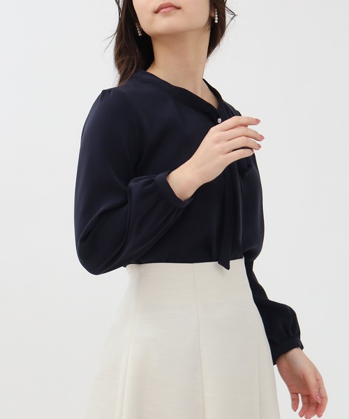 TRUDEA（トルディア）の「マルチファンクション装飾ピンボウタイブラウス【UVカット/防汚加工/ウォッシャブル/防シワ】（シャツ/ブラウス・レディース・ホワイト/ライトグレー/ホワイト×ネイビー/ネイビー・SMALL/MEDIUM/LARGE）」の12枚目の写真