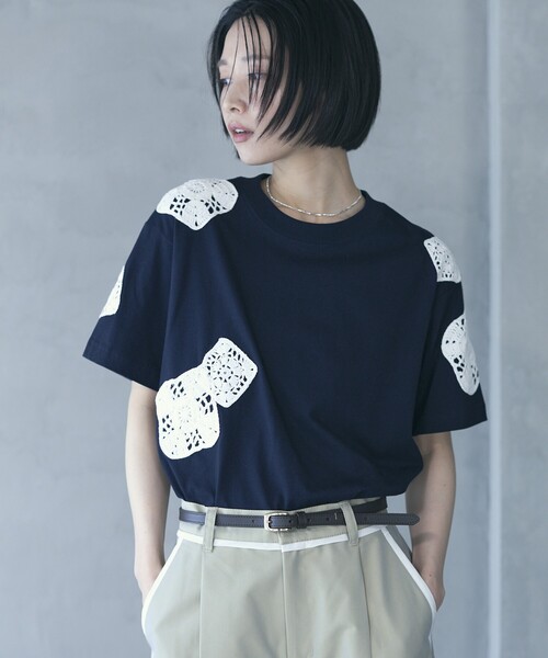 Firsthand（ファーストハンド）の「Firsthand/ファーストハンド オーガニックコットン レースアップリケTシャツ（Tシャツ/カットソー・レディース・チャコールグレー/ホワイト/ネイビー・FREE）」の3枚目の写真