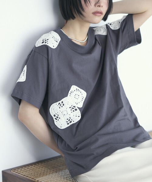 Firsthand（ファーストハンド）の「Firsthand/ファーストハンド オーガニックコットン レースアップリケTシャツ（Tシャツ/カットソー・レディース・チャコールグレー/ホワイト/ネイビー・FREE）」の2枚目の写真