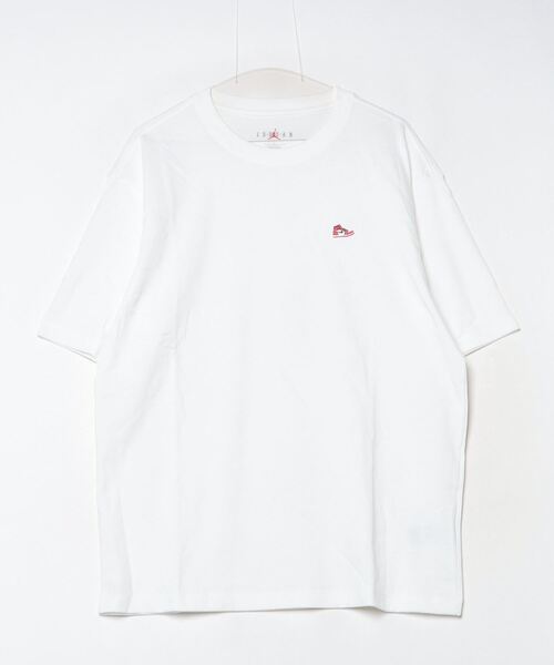 JORDAN BRAND(ジョーダンブランド)の「ジョーダン ジョーダン BRND BR SNKR PCH クルー S/S Tシャツ(Tシャツ/カットソー・メンズ・ホワイト×レッド/ベージュ/ネイビー/ブラック×レッド・SS/S/M/L/XL/2XL/3XL)」の1枚目の写真