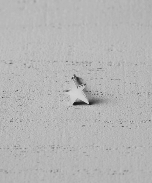 and cloud（アンドクラウド）の「Minimum Star Pierce / Single（ピアス（片耳用）・レディース・イエローゴールド/シルバー・FREE）」の3枚目の写真