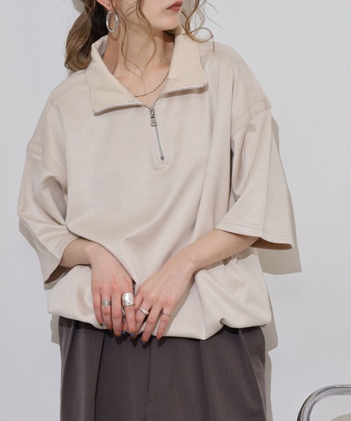 ATELANE(アテレーン)の「ATELANE フェイクスウェード 半袖 ハーフジップデザイン Tシャツ(Tシャツ/カットソー・メンズ・グレー/アイボリー/ブラック・L/XL/M)」の2枚目の写真