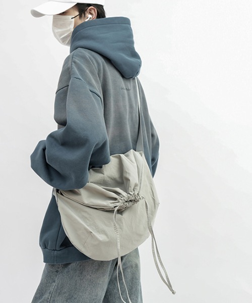 link lot（リンクロット）の「【A4対応可能】ドローストリング ナイロン ショルダー バッグ（ショルダーバッグ・メンズ・ブラック/ホワイト/グレー・F）」の3枚目の写真