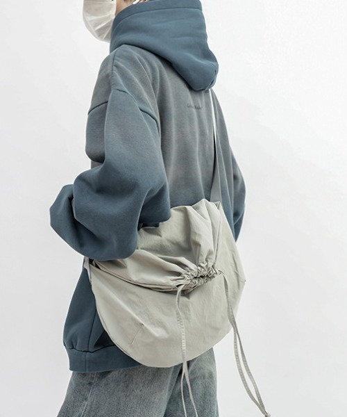 link lot（リンクロット）の「【A4対応可能】ドローストリング ナイロン ショルダー バッグ（ショルダーバッグ・メンズ・ブラック/ホワイト/グレー・F）」の13枚目の写真