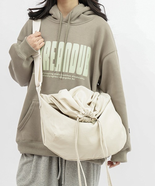 link lot（リンクロット）の「【A4対応可能】ドローストリング ナイロン ショルダー バッグ（ショルダーバッグ・メンズ・ブラック/ホワイト/グレー・F）」の4枚目の写真