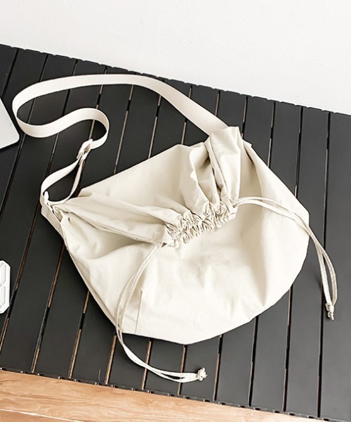 link lot（リンクロット）の「【A4対応可能】ドローストリング ナイロン ショルダー バッグ（ショルダーバッグ・メンズ・ブラック/ホワイト/グレー・F）」の8枚目の写真