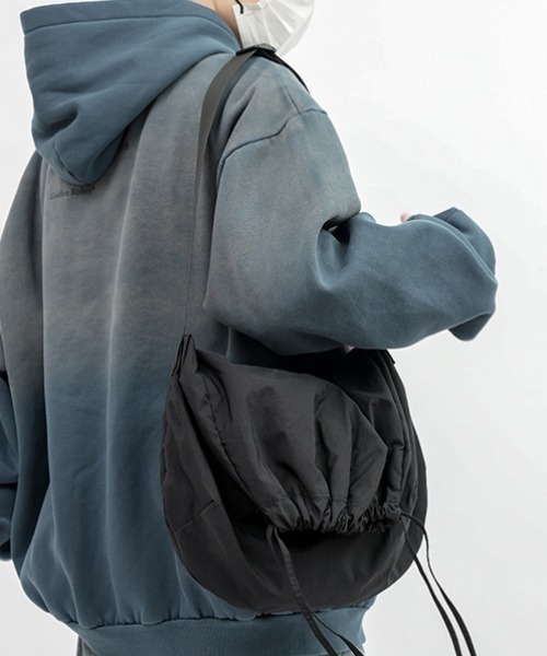 link lot（リンクロット）の「【A4対応可能】ドローストリング ナイロン ショルダー バッグ（ショルダーバッグ・メンズ・ブラック/ホワイト/グレー・F）」の12枚目の写真