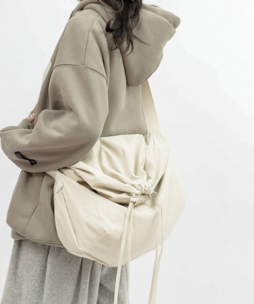 link lot（リンクロット）の「【A4対応可能】ドローストリング ナイロン ショルダー バッグ（ショルダーバッグ・メンズ・ブラック/ホワイト/グレー・F）」の6枚目の写真