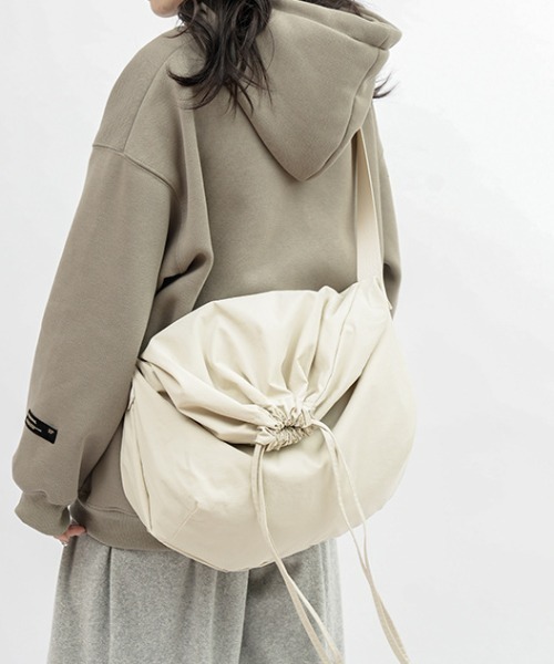 link lot（リンクロット）の「【A4対応可能】ドローストリング ナイロン ショルダー バッグ（ショルダーバッグ・メンズ・ブラック/ホワイト/グレー・F）」の7枚目の写真