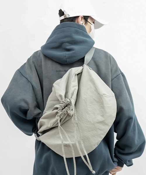 link lot（リンクロット）の「【A4対応可能】ドローストリング ナイロン ショルダー バッグ（ショルダーバッグ・メンズ・ブラック/ホワイト/グレー・F）」の16枚目の写真