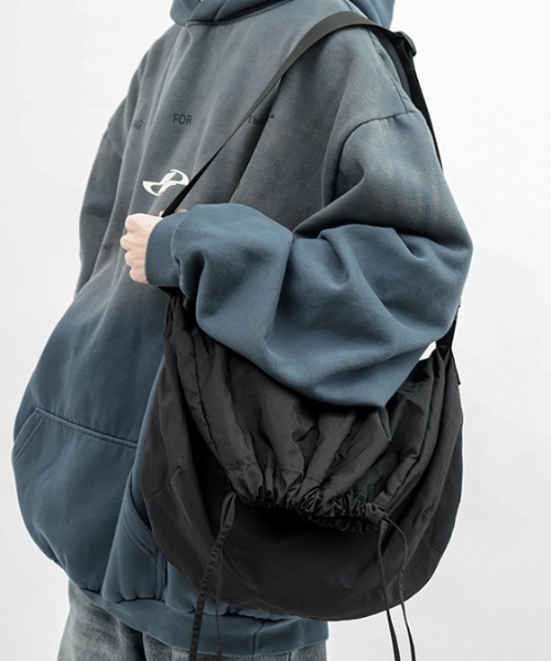 link lot（リンクロット）の「【A4対応可能】ドローストリング ナイロン ショルダー バッグ（ショルダーバッグ・メンズ・ブラック/ホワイト/グレー・F）」の11枚目の写真