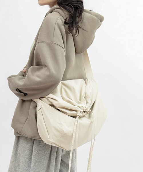 link lot（リンクロット）の「【A4対応可能】ドローストリング ナイロン ショルダー バッグ（ショルダーバッグ・メンズ・ブラック/ホワイト/グレー・F）」の5枚目の写真