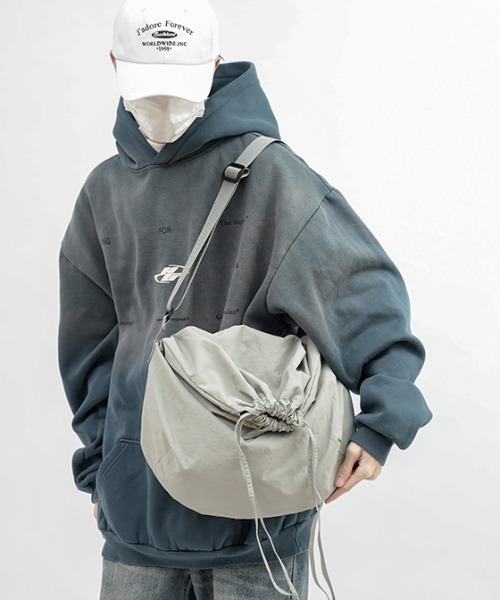 link lot（リンクロット）の「【A4対応可能】ドローストリング ナイロン ショルダー バッグ（ショルダーバッグ・メンズ・ブラック/ホワイト/グレー・F）」の17枚目の写真