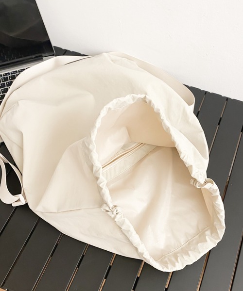 link lot（リンクロット）の「【A4対応可能】ドローストリング ナイロン ショルダー バッグ（ショルダーバッグ・メンズ・ブラック/ホワイト/グレー・F）」の9枚目の写真