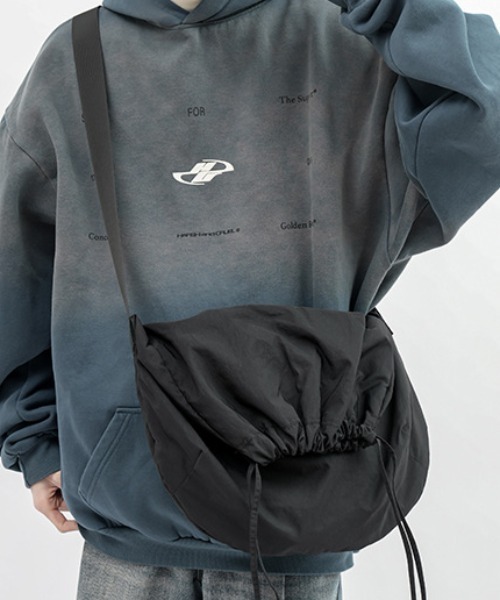 link lot（リンクロット）の「【A4対応可能】ドローストリング ナイロン ショルダー バッグ（ショルダーバッグ・メンズ・ブラック/ホワイト/グレー・F）」の18枚目の写真