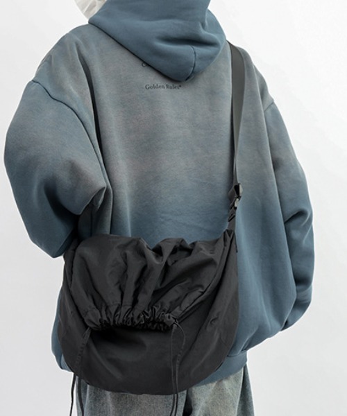 link lot（リンクロット）の「【A4対応可能】ドローストリング ナイロン ショルダー バッグ（ショルダーバッグ・メンズ・ブラック/ホワイト/グレー・F）」の19枚目の写真