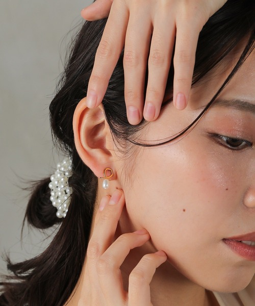 Kana(カナ)の「ニュアンスメタルカーブ 一粒パール ステンレスポスト ピアス パーティー 結婚式 お呼ばれ オケージョン(ピアス(両耳用)・レディース・ゴールド/シルバー・フリー)」の8枚目の写真