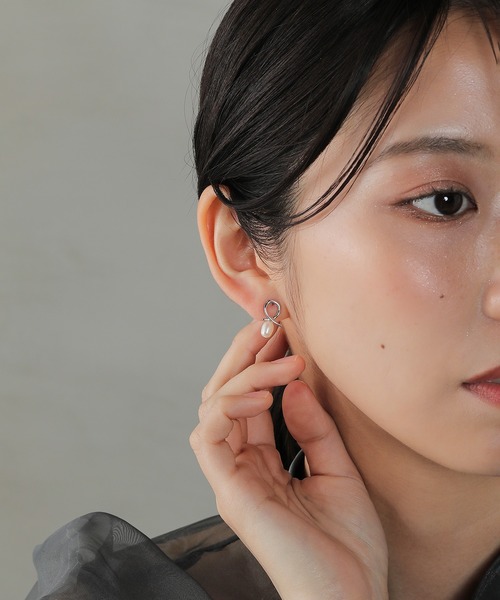 Kana(カナ)の「ニュアンスメタルカーブ 一粒パール ステンレスポスト ピアス パーティー 結婚式 お呼ばれ オケージョン(ピアス(両耳用)・レディース・ゴールド/シルバー・フリー)」の7枚目の写真