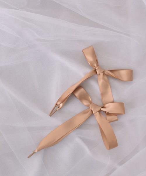 VIBGYOR Women（ヴィブジョー　ウィメン）の「【float】《推し活/推しカラー/メンカラ》幅広 サテン リボン 靴紐【30色展開】（シューズアクセサリー・レディース・スモークピンク/コーラル/ダークグリーン/ライトブルー/スカイブルー/ホワイト/パープル/ブラック/オフホワイト/グレー/レッド/ネイビー/ベージュ/ブラウン/ベビーピンク/ライトパープル/ライトイエロー/ナチュラル/ラベンダー/ワインレッド/ダークパープル/ミント/エメラルド/ライトグリーン/ブルー/グリーン/エメラルドブルー/ピンク/オレンジ/イエロー・FREE）」の7枚目の写真