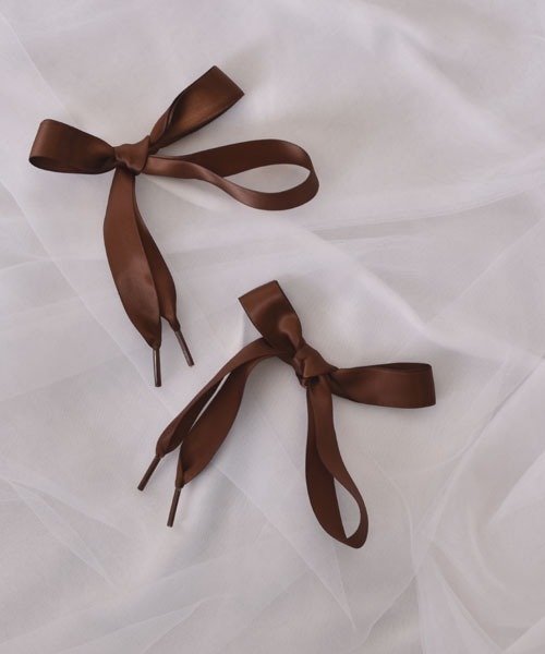 VIBGYOR Women（ヴィブジョー　ウィメン）の「【float】《推し活/推しカラー/メンカラ》幅広 サテン リボン 靴紐【30色展開】（シューズアクセサリー・レディース・スモークピンク/コーラル/ダークグリーン/ライトブルー/スカイブルー/ホワイト/パープル/ブラック/オフホワイト/グレー/レッド/ネイビー/ベージュ/ブラウン/ベビーピンク/ライトパープル/ライトイエロー/ナチュラル/ラベンダー/ワインレッド/ダークパープル/ミント/エメラルド/ライトグリーン/ブルー/グリーン/エメラルドブルー/ピンク/オレンジ/イエロー・FREE）」の6枚目の写真