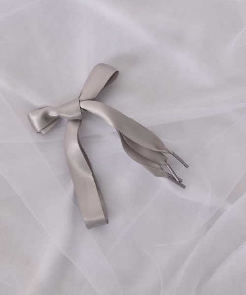 VIBGYOR Women（ヴィブジョー　ウィメン）の「【float】《推し活/推しカラー/メンカラ》幅広 サテン リボン 靴紐【30色展開】（シューズアクセサリー・レディース・スモークピンク/コーラル/ダークグリーン/ライトブルー/スカイブルー/ホワイト/パープル/ブラック/オフホワイト/グレー/レッド/ネイビー/ベージュ/ブラウン/ベビーピンク/ライトパープル/ライトイエロー/ナチュラル/ラベンダー/ワインレッド/ダークパープル/ミント/エメラルド/ライトグリーン/ブルー/グリーン/エメラルドブルー/ピンク/オレンジ/イエロー・FREE）」の5枚目の写真