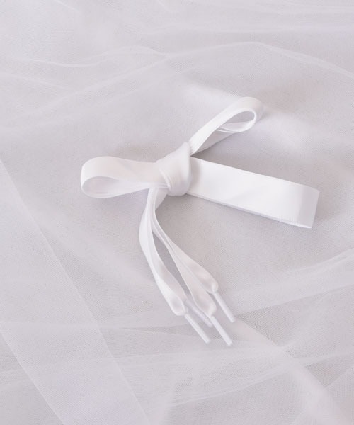 VIBGYOR Women（ヴィブジョー　ウィメン）の「【float】《推し活/推しカラー/メンカラ》幅広 サテン リボン 靴紐【30色展開】（シューズアクセサリー・レディース・スモークピンク/コーラル/ダークグリーン/ライトブルー/スカイブルー/ホワイト/パープル/ブラック/オフホワイト/グレー/レッド/ネイビー/ベージュ/ブラウン/ベビーピンク/ライトパープル/ライトイエロー/ナチュラル/ラベンダー/ワインレッド/ダークパープル/ミント/エメラルド/ライトグリーン/ブルー/グリーン/エメラルドブルー/ピンク/オレンジ/イエロー・FREE）」の2枚目の写真