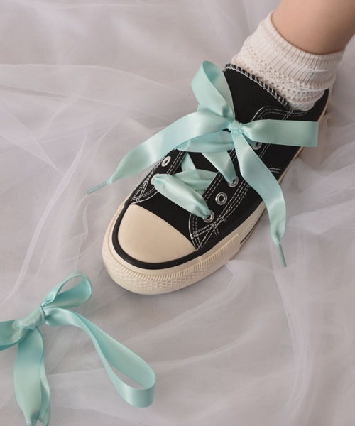 VIBGYOR Women（ヴィブジョー　ウィメン）の「【float】《推し活/推しカラー/メンカラ》幅広 サテン リボン 靴紐【30色展開】（シューズアクセサリー・レディース・スモークピンク/コーラル/ダークグリーン/ライトブルー/スカイブルー/ホワイト/パープル/ブラック/オフホワイト/グレー/レッド/ネイビー/ベージュ/ブラウン/ベビーピンク/ライトパープル/ライトイエロー/ナチュラル/ラベンダー/ワインレッド/ダークパープル/ミント/エメラルド/ライトグリーン/ブルー/グリーン/エメラルドブルー/ピンク/オレンジ/イエロー・FREE）」の13枚目の写真