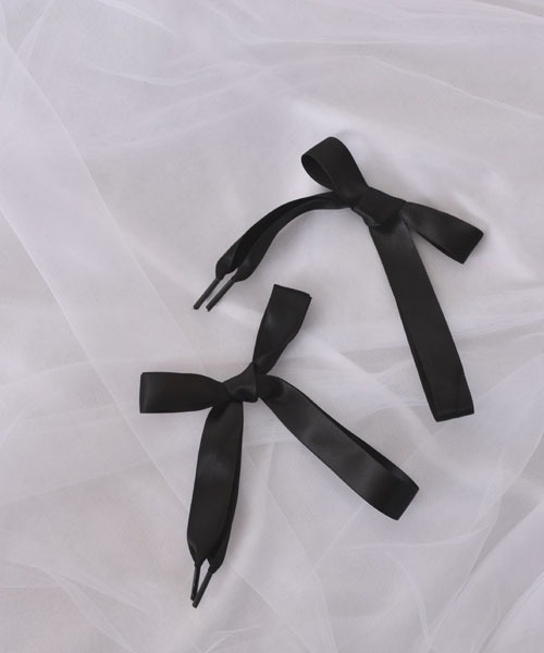 VIBGYOR Women（ヴィブジョー　ウィメン）の「【float】《推し活/推しカラー/メンカラ》幅広 サテン リボン 靴紐【30色展開】（シューズアクセサリー・レディース・スモークピンク/コーラル/ダークグリーン/ライトブルー/スカイブルー/ホワイト/パープル/ブラック/オフホワイト/グレー/レッド/ネイビー/ベージュ/ブラウン/ベビーピンク/ライトパープル/ライトイエロー/ナチュラル/ラベンダー/ワインレッド/ダークパープル/ミント/エメラルド/ライトグリーン/ブルー/グリーン/エメラルドブルー/ピンク/オレンジ/イエロー・FREE）」の4枚目の写真