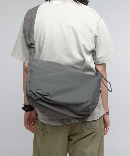 Lui's（ルイス）の「ドレープショルダーバッグ（ショルダーバッグ・メンズ・チャコールグレー/ブラック・FREE）」の6枚目の写真