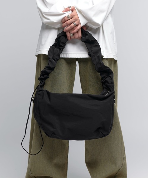 Lui's（ルイス）の「ドレープショルダーバッグ（ショルダーバッグ・メンズ・チャコールグレー/ブラック・FREE）」の3枚目の写真