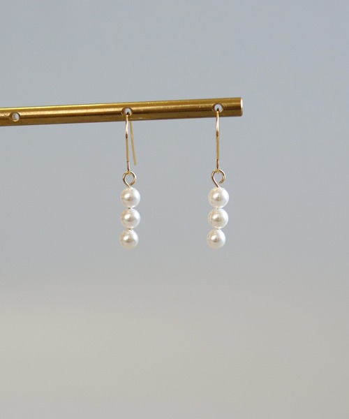CERCA（チェルカ）の「KAM.accessory/サージカルステンレス316L/金属アレルギー対応/3連パールピアス（ピアス（両耳用）・レディース・ゴールド系1/シルバー系2/ゴールド系2/シルバー系1・FREE）」の5枚目の写真