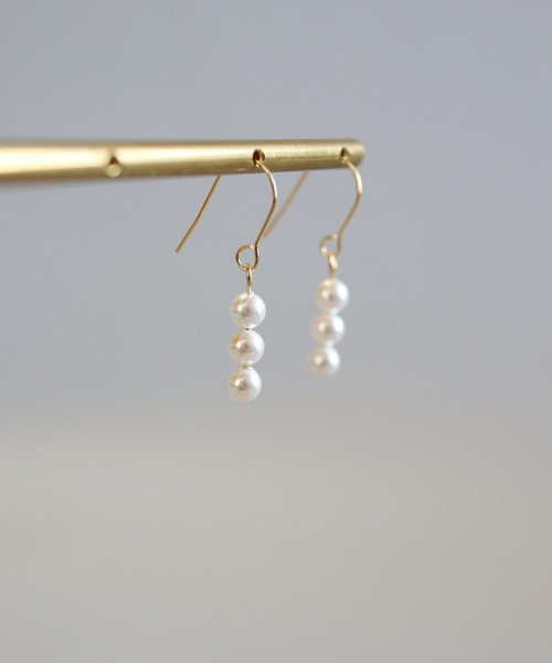CERCA（チェルカ）の「KAM.accessory/サージカルステンレス316L/金属アレルギー対応/3連パールピアス（ピアス（両耳用）・レディース・ゴールド系1/シルバー系2/ゴールド系2/シルバー系1・FREE）」の6枚目の写真