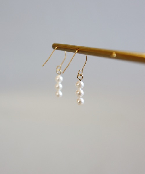 CERCA（チェルカ）の「KAM.accessory/サージカルステンレス316L/金属アレルギー対応/3連パールピアス（ピアス（両耳用）・レディース・ゴールド系1/シルバー系2/ゴールド系2/シルバー系1・FREE）」の7枚目の写真