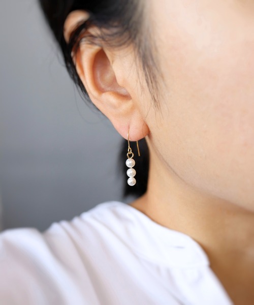 CERCA（チェルカ）の「KAM.accessory/サージカルステンレス316L/金属アレルギー対応/3連パールピアス（ピアス（両耳用）・レディース・ゴールド系1/シルバー系2/ゴールド系2/シルバー系1・FREE）」の9枚目の写真