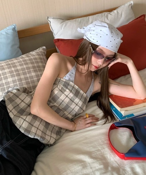 Sibra(シブラ)の「ドット×チェック異素材ミックスホルタートップス(キャミソール・レディース・アイボリー/レッド・M)」の6枚目の写真