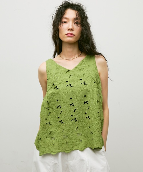 Lutim by u（ルチバイユー）の「Embroidery sleeveless blouse / エンブロイダリーノースリーブブラウス（シャツ/ブラウス・レディース・グリーン/ブラウン/ナチュラル・FREE）」の3枚目の写真
