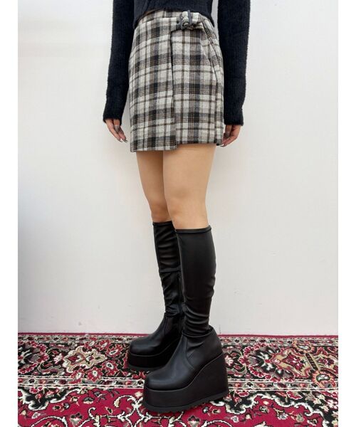 EVRIS(エヴリス)の「ロングチャンキーヒールブーツ(ブーツ・レディース・ベージュ/ブラック・SMALL/MEDIUM/LARGE)」の7枚目の写真