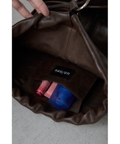 un/neu(アンノイ)の「フェイクレザーワンショルダーデイバッグ / バケツ型ショルダー / ペットボトル収納可能(ボディバッグ/ウエストポーチ・レディース・ブラック/ブラウン・FREE)」の4枚目の写真