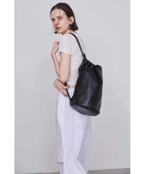 un/neu(アンノイ)の「フェイクレザーワンショルダーデイバッグ / バケツ型ショルダー / ペットボトル収納可能(ボディバッグ/ウエストポーチ・レディース・ブラック/ブラウン・FREE)」の14枚目の写真