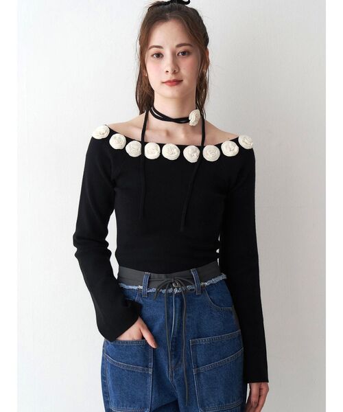 CALNAMUR（カルナムール）の「3Dローズチョーカー付きニット（ニット/セーター・レディース・レッド/グレー/ブラック・FREE）」の2枚目の写真