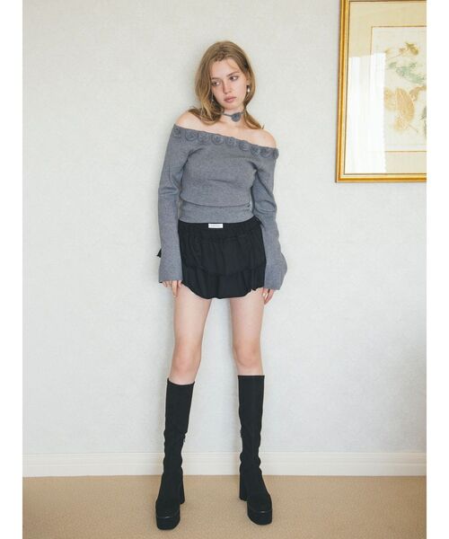 CALNAMUR（カルナムール）の「3Dローズチョーカー付きニット（ニット/セーター・レディース・レッド/グレー/ブラック・FREE）」の4枚目の写真