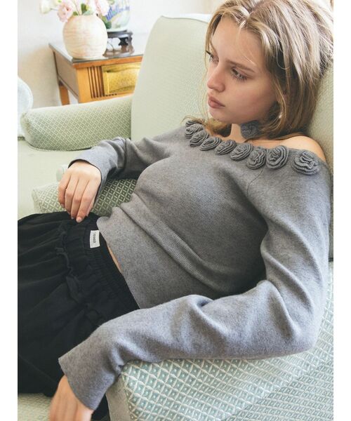 CALNAMUR（カルナムール）の「3Dローズチョーカー付きニット（ニット/セーター・レディース・レッド/グレー/ブラック・FREE）」の6枚目の写真