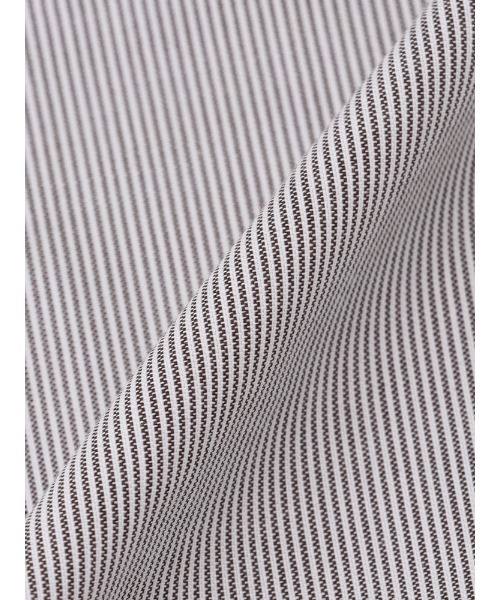 Perfect Suit FActory（パーフェクトスーツファクトリー）の「【ノンアイロン】クレリック　長袖ワイシャツ【クラシコ】ラウンドカラー　ホワイト（ビジネスシャツ・メンズ・ブラウン・首回り39cm-裄丈82cm/首回り41cm-裄丈84cm/首回り45cm-裄丈86cm/首回り37cm-裄丈80cm/首回り43cm-裄丈86cm）」の2枚目の写真