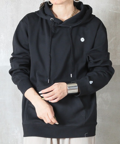 CLOVER DEPOT(クローバーデポ)の「「NOT型崩れ」ゆるパーカー/フード付きロゴスウェット(CLOVER DEPOT)(スウェット・レディース・グリーン/ベージュ/ネイビー/ブラック・M/L/XL)」の2枚目の写真