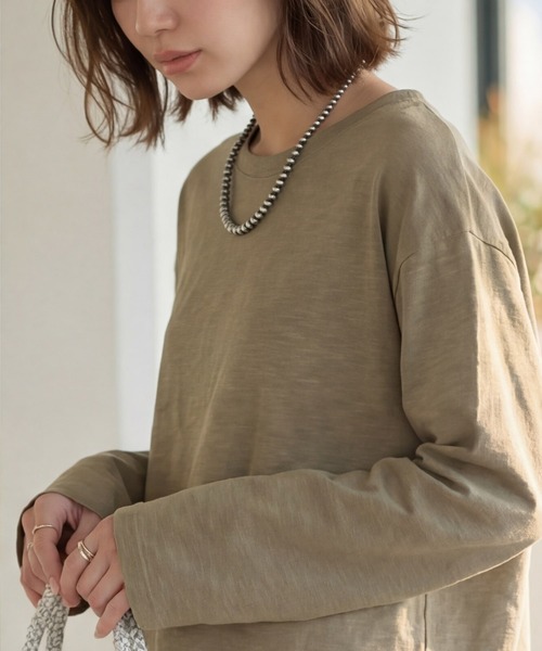 STYLE DELI(スタイルデリ)の「こなれたスラブ生地の下腹丈長袖Tシャツ(Tシャツ/カットソー・レディース・カーキ/ホワイト・FREE)」の1枚目の写真