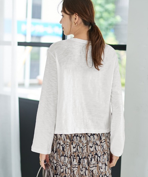 STYLE DELI(スタイルデリ)の「こなれたスラブ生地の下腹丈長袖Tシャツ(Tシャツ/カットソー・レディース・カーキ/ホワイト・FREE)」の6枚目の写真