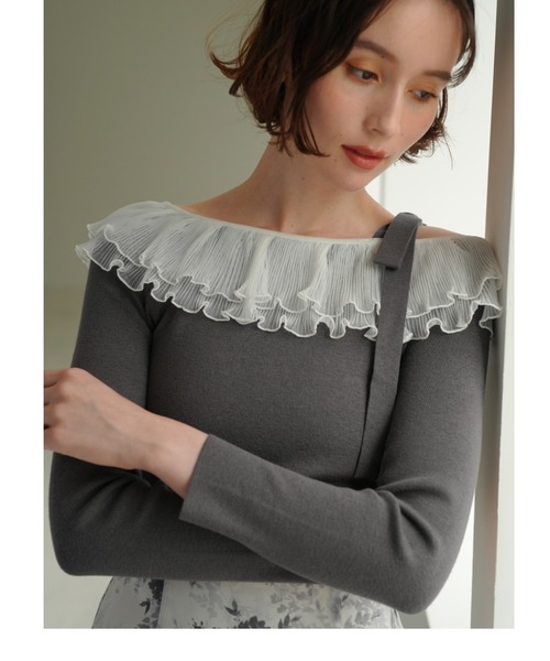 31 Sons de mode（トランテアン　ソン　ドゥ　モード）の「2025秋冬新作 肩リボンアシメフリルニット（ニット/セーター・レディース・ブラック/オフホワイト/チャコールグレー・ﾌﾘ-）」の3枚目の写真