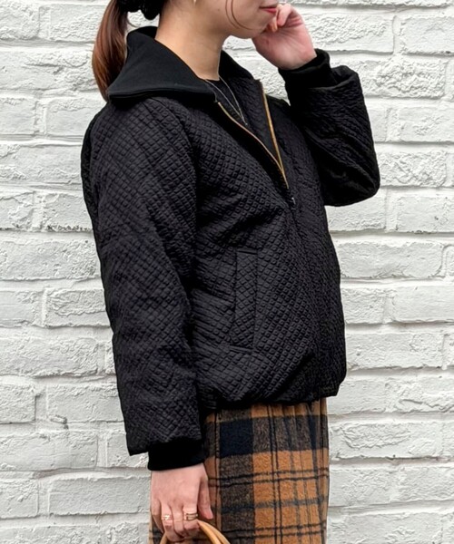 MICO COULIER（ミコクリエ）の「エンボスキルトジャケット（ブルゾン・レディース・ブラック/オフホワイト・38）」の2枚目の写真