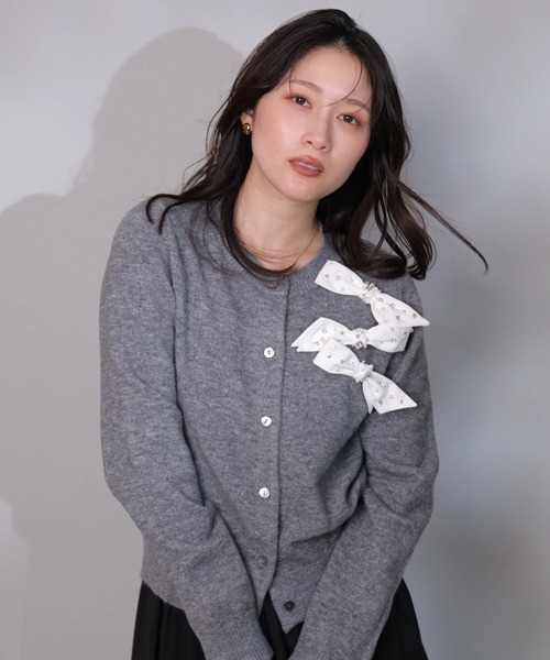 アプワイザーリッシェのリボンビジューニットカーディガン　グレー リボンビジューニットカーディガン（ニット/セーター）｜Apuweiser
